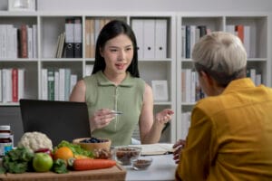 Dietitian discussing the dangers of detoxing with a patient