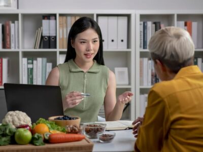 Dietitian discussing the dangers of detoxing with a patient