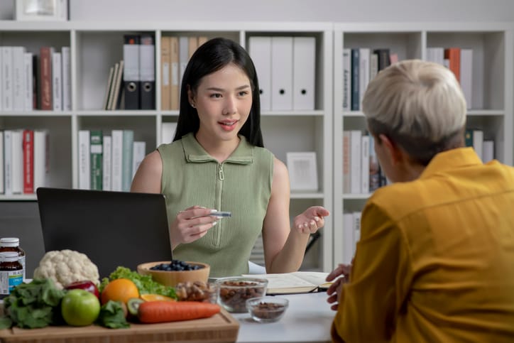 Dietitian discussing the dangers of detoxing with a patient