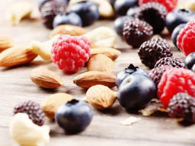 Foods to eat before a run, includes nuts and berries