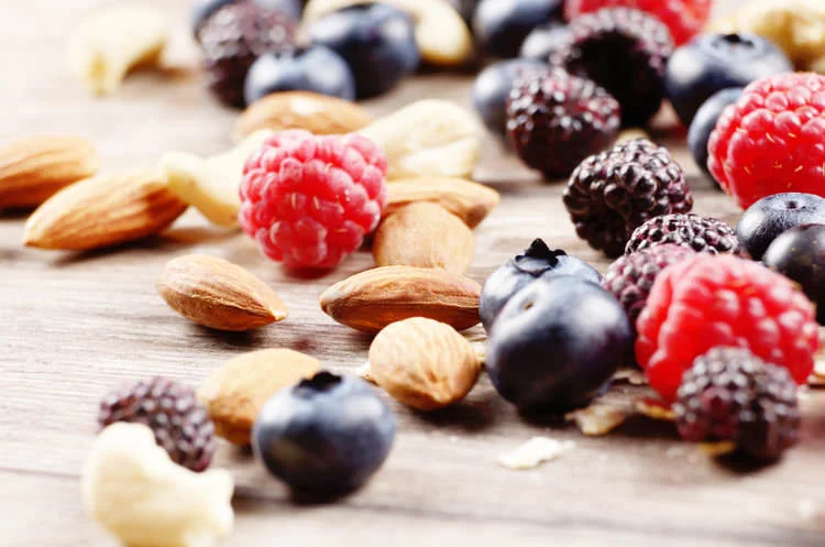 Foods to eat before a run, includes nuts and berries
