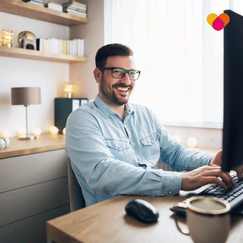 Man completing a virtual DSE ergonomic assessment at his home workstation